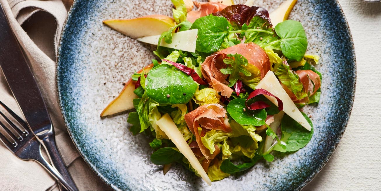 spinach salad with apples and prosciutto