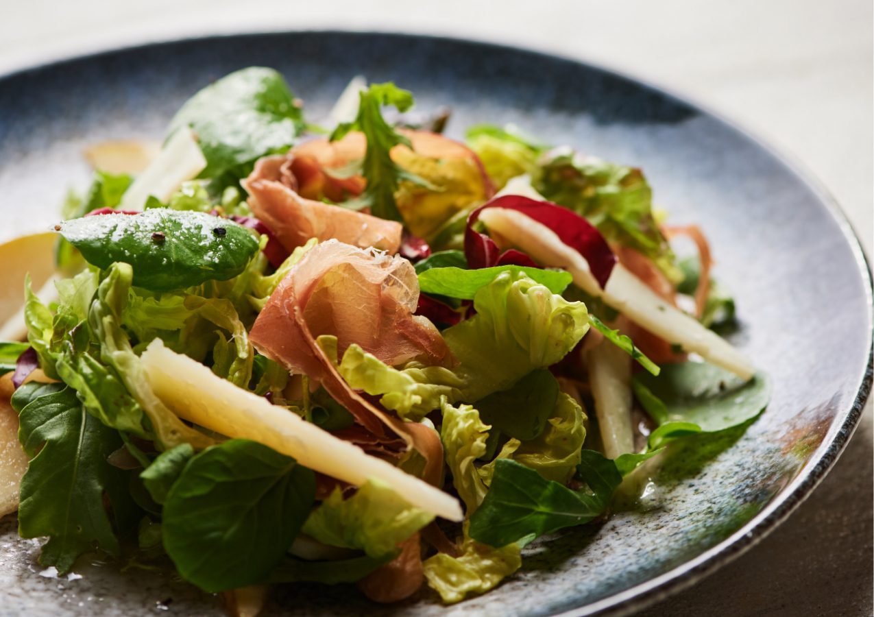 green salad with apples and prosciutto